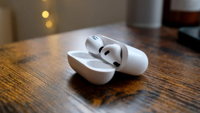 Open Airpod Case With Airpods Inside